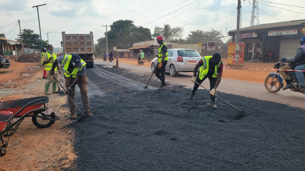 Entretien confortatif de la route Ndokayo–Garoua-Boulaï : l’entreprise densifie ses équipes et ses interventions  en zone urbaine