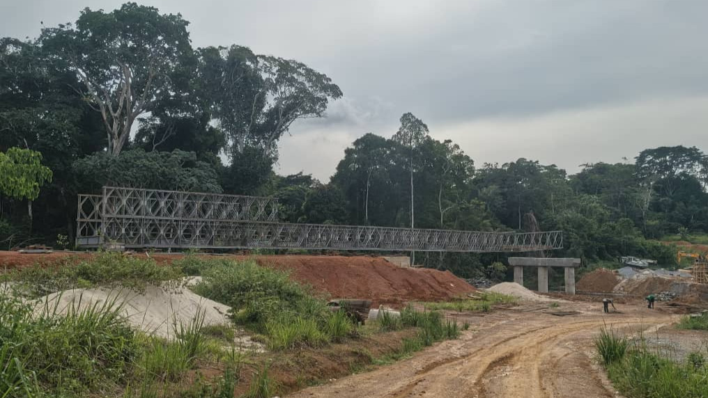 Pont Acrow sur la rivière Mboro : le lançage de la structure métallique est en cours